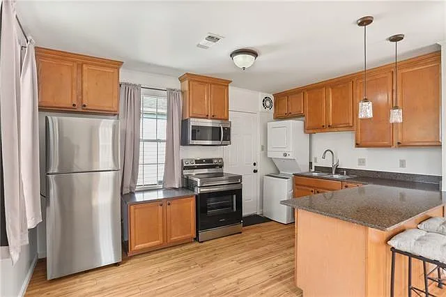 2 bed, 1.0 bath, 800 sqft, $1,900 — Photo 4