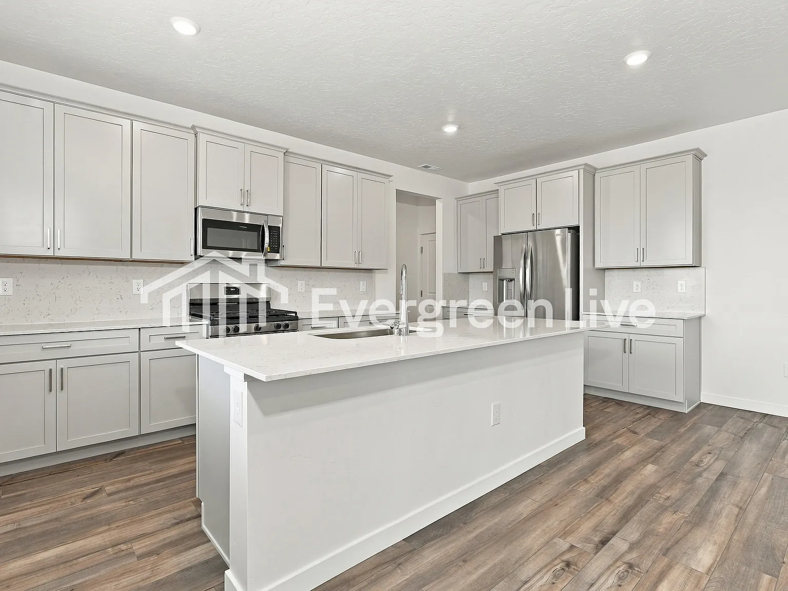 4 bed, 2.5 bath, 2810 sqft, $3,195 — Photo 4