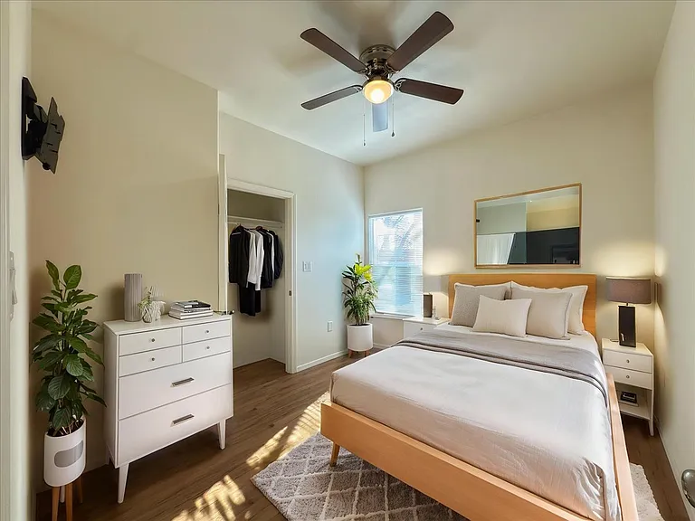 804 S Riverside Dr — Photo 5