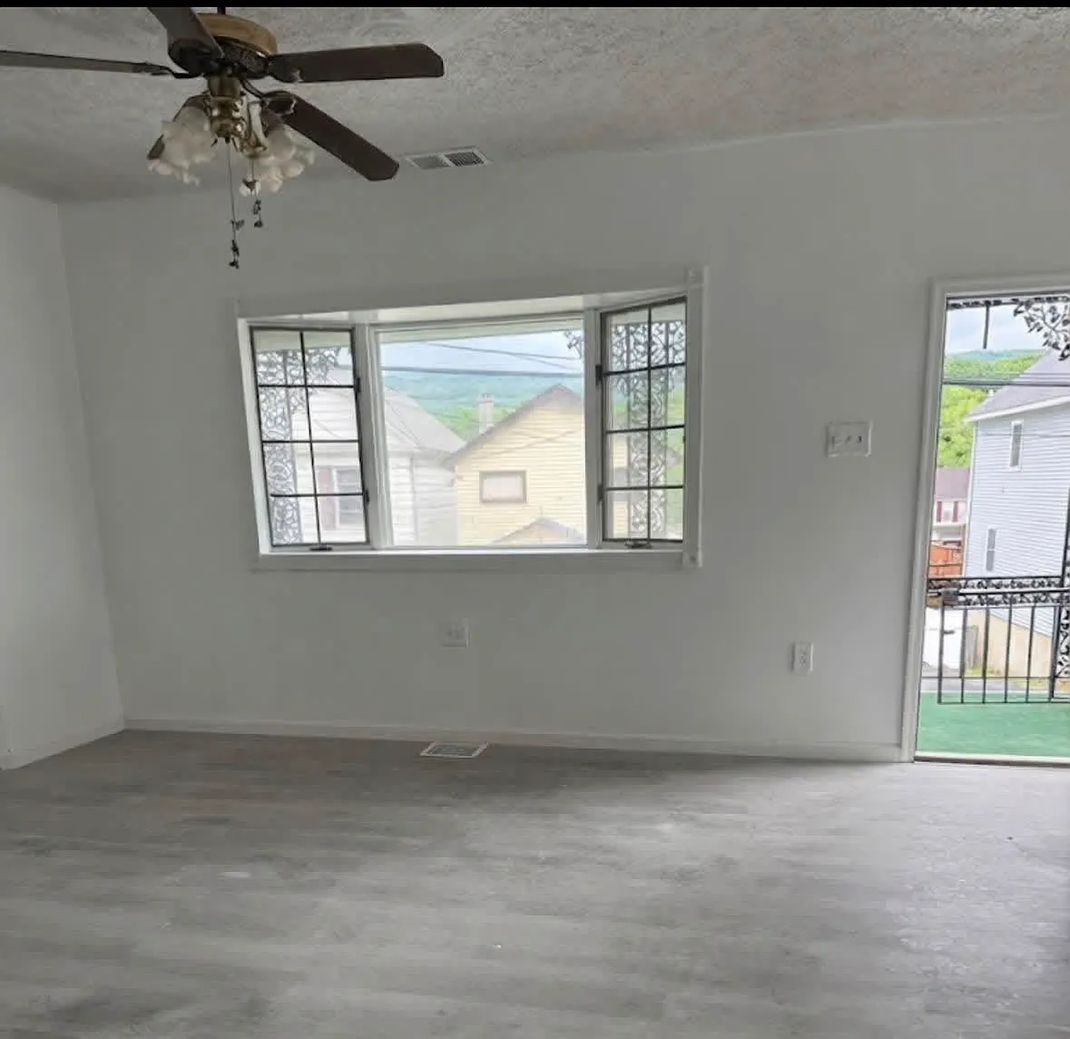 3 bed, 1380 sqft, $2,000 — Photo 1