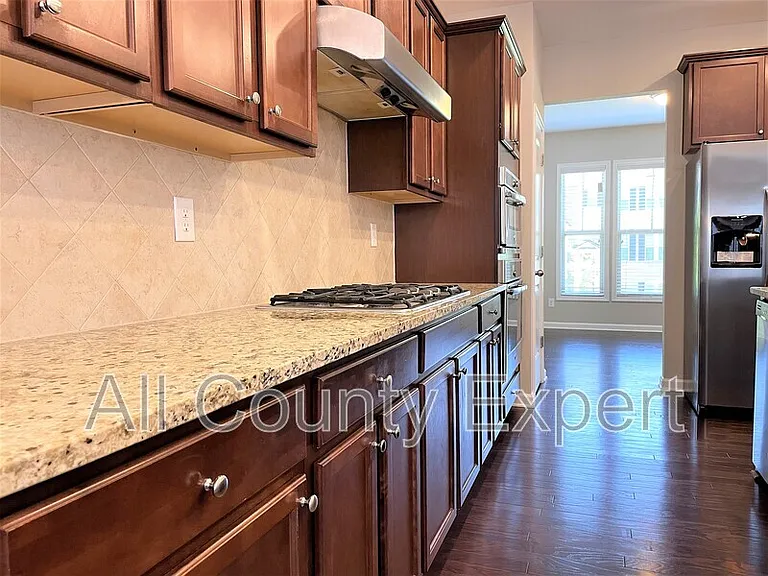 912 Rose Way — Photo 7