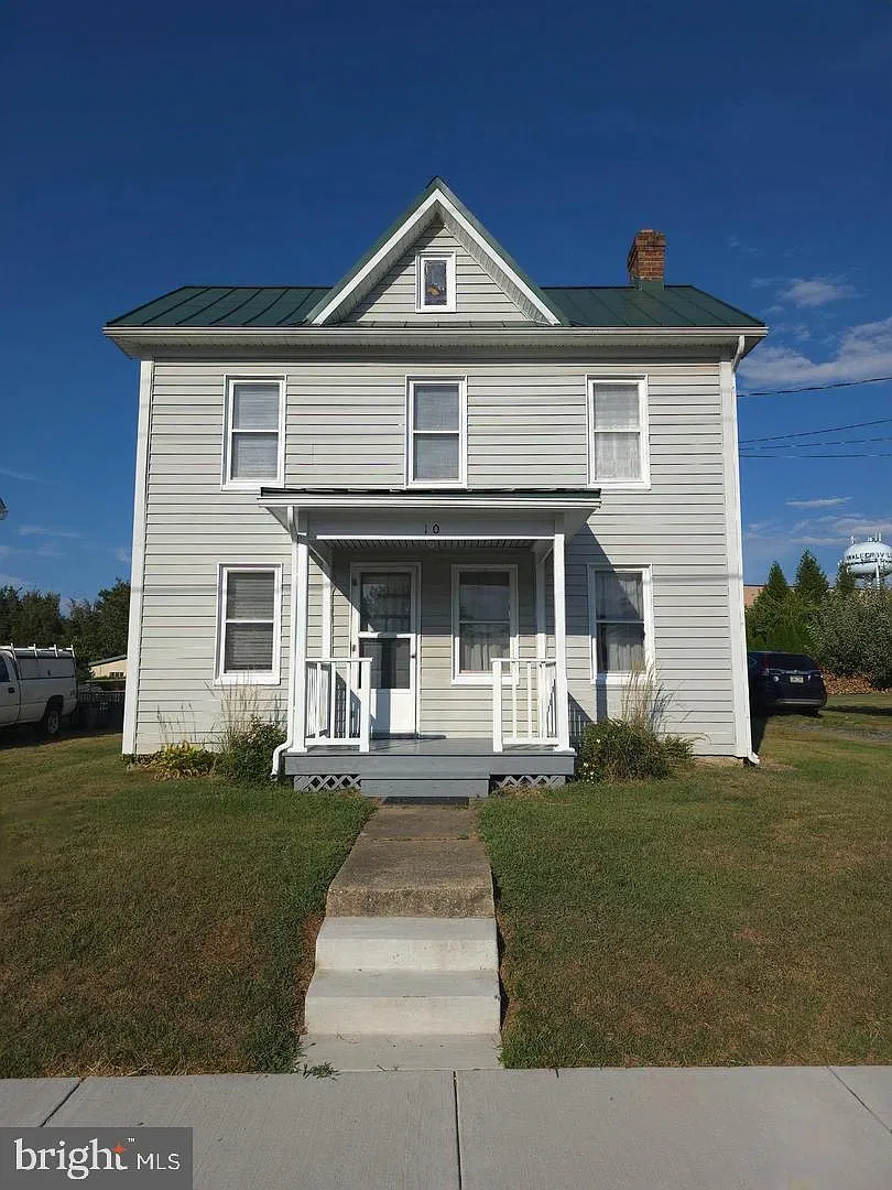 3 bed, 2.0 bath, 1764 sqft, $2,300 — Photo 1