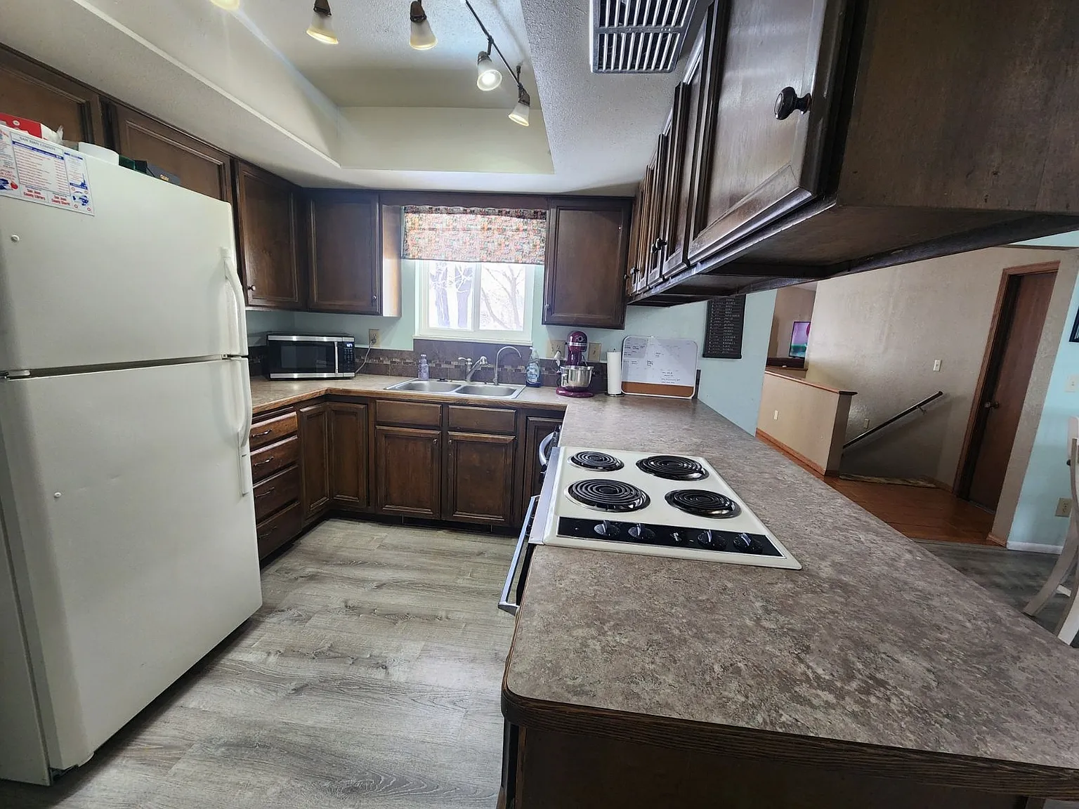 4 bed, 2334 sqft, $1,650 — Photo 2