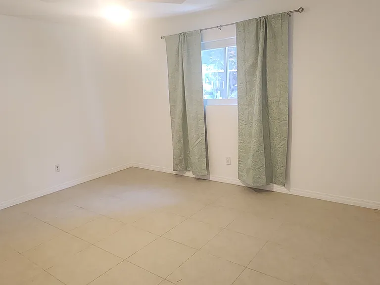 263 E Vermont Ave — Photo 7