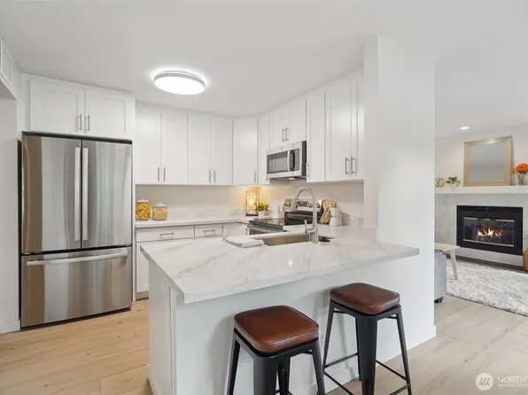 9800 Roosevelt Way NE #14, Seattle, WA 98115