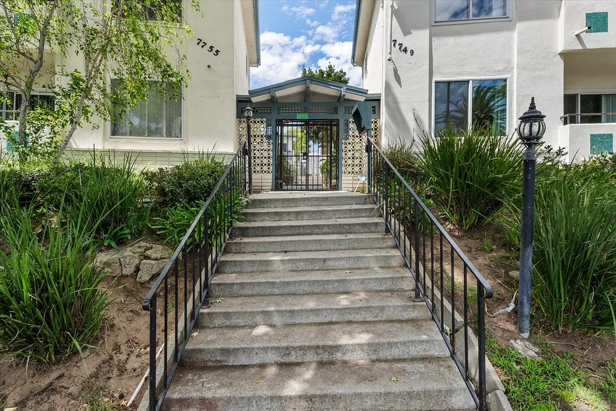 2 bed, 900 sqft, $2,595 — Photo 2