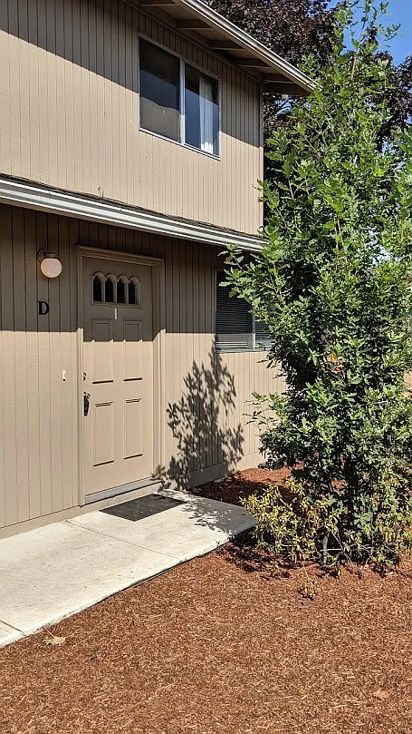 Cute 2bd/1.5bth unit with Private Patio and On Site Laundry! — Photo 2