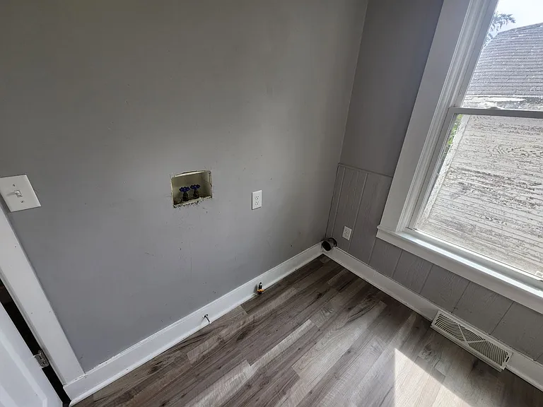 621 W 15th St — Photo 14