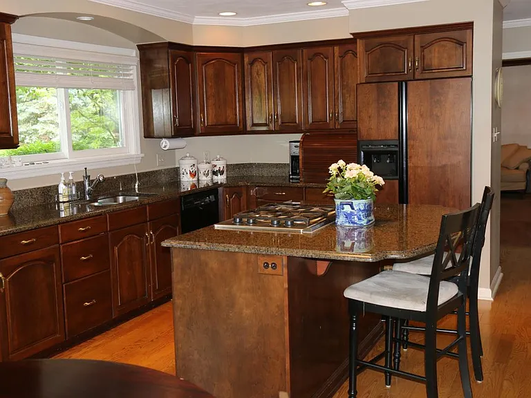 Kichen with granite countertops
