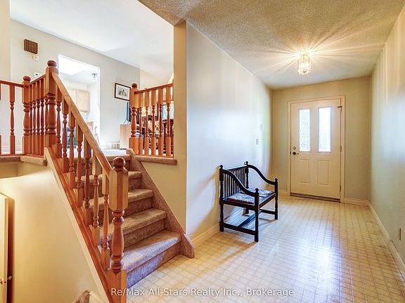4th image of 25 Madill Cres