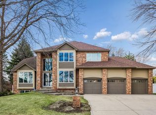 9118 Victoria Dr, Eden Prairie, MN 55347