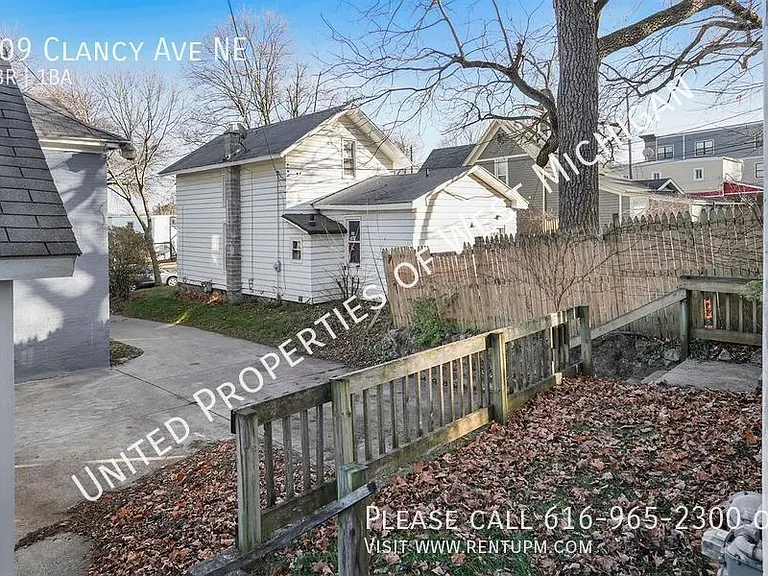 709 Clancy Ave NE — Photo 15