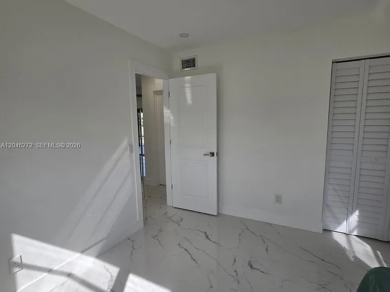 305 SE Airoso Blvd — Photo 36