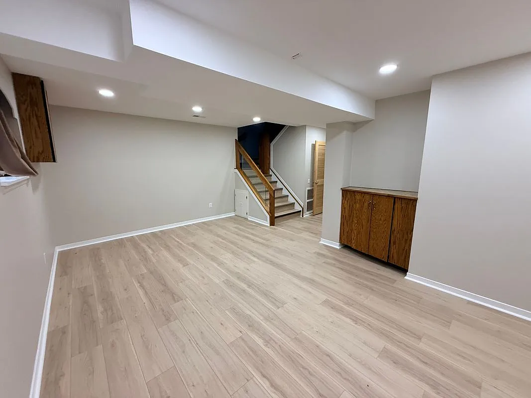 3 bed, 2.0 bath, 2644 sqft, $3,000 — Photo 2