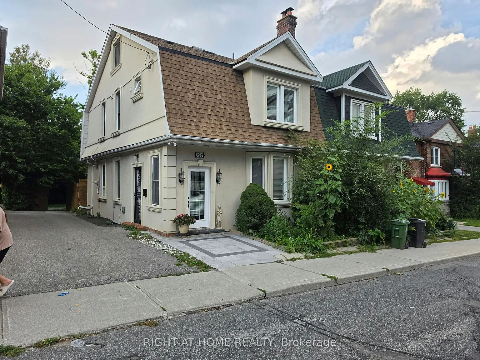 4 bed, $5,900 — Photo 1