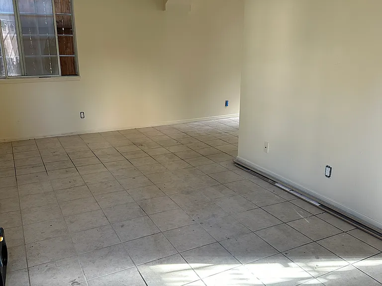 2210 S Hobart Blvd #5 — Photo 3