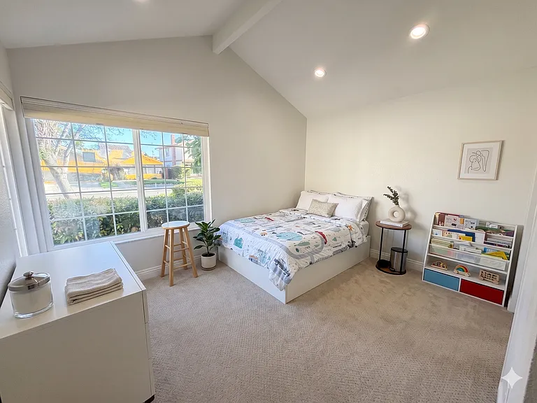 4535 Amiens Ave — Photo 7