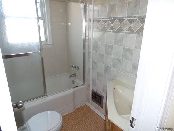 4th image of 22426 Tuscany Ave
