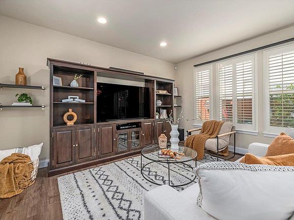 4th image of 305 Creekside Village Dr