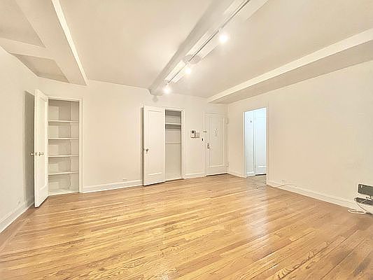 3rd image of 330 E 43rd St APT 105