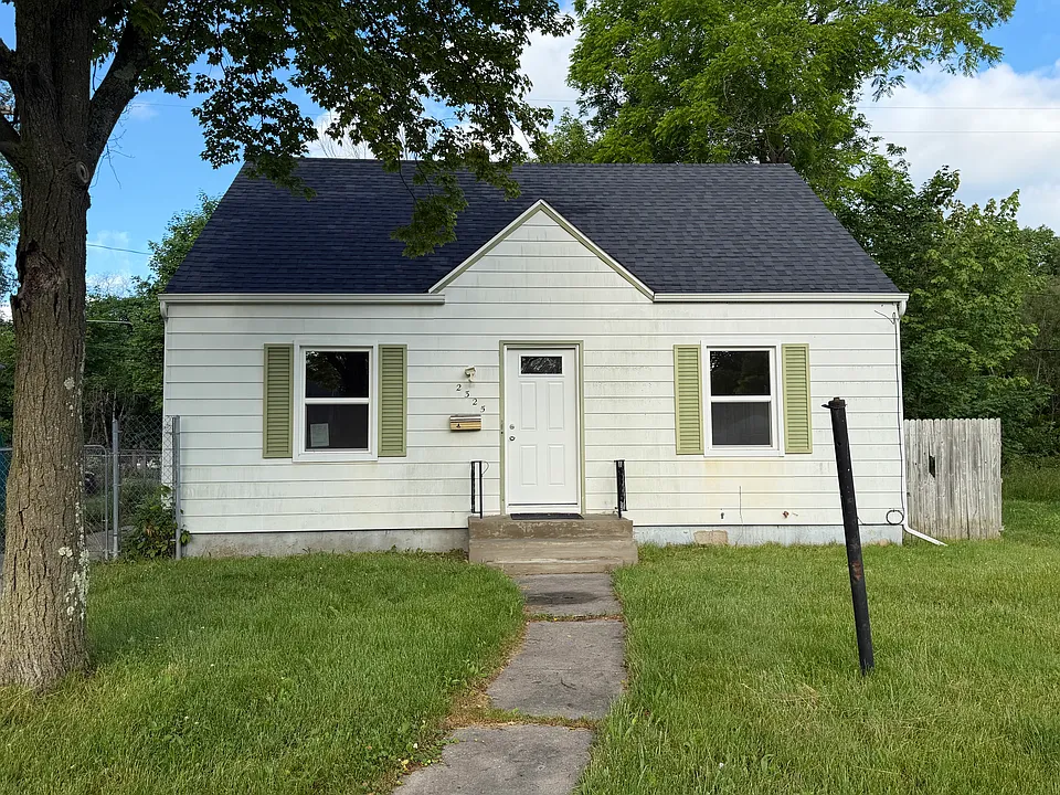 2325 Winona St