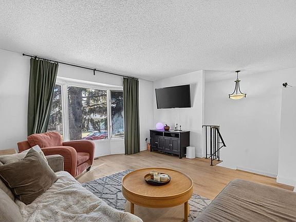 2nd image of 219 E Sunvale Cres SE