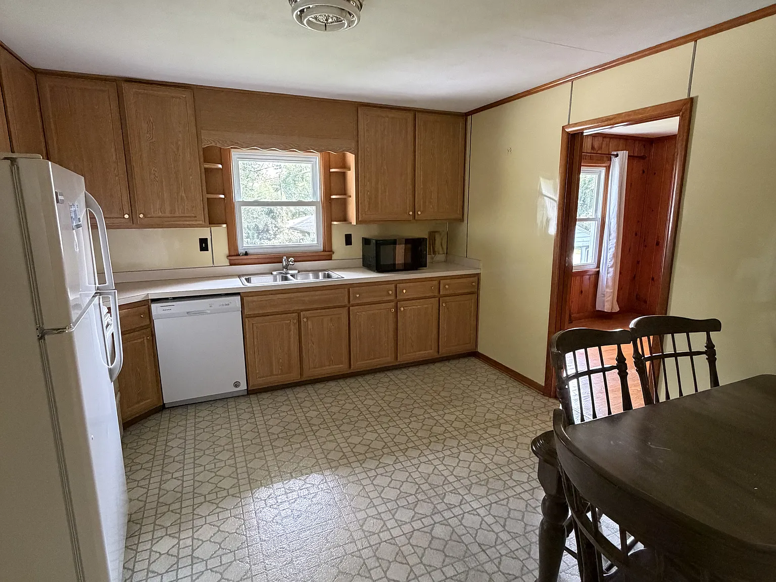 3 bed, 2125 sqft, $1,950 — Photo 2