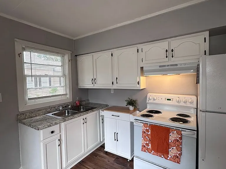 901 N Franklin St — Photo 7