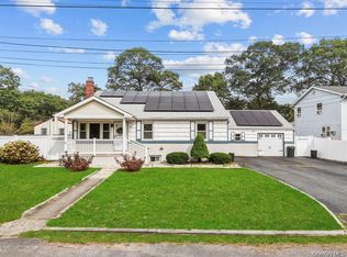 111 Cedar Oaks Ave, Farmingville, NY 11738