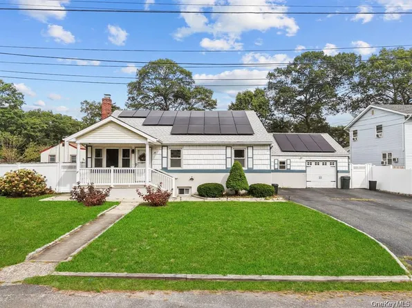 111 Cedar Oaks Avenue, Farmingville, NY 11738