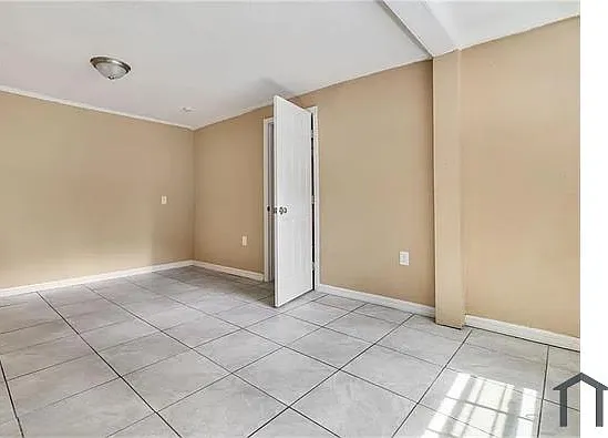 418 E Amelia Ave — Photo 9