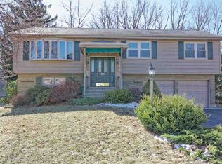 8 College View Dr, Loudonville, NY 12211