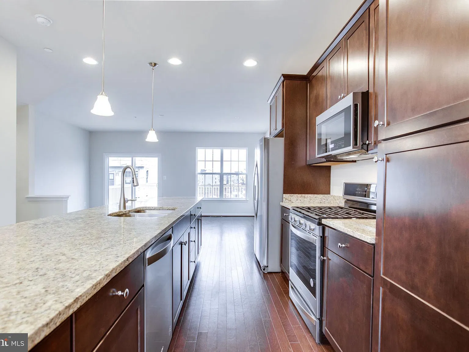 3 bed, 4.0 bath, 2040 sqft, $2,700 — Photo 3