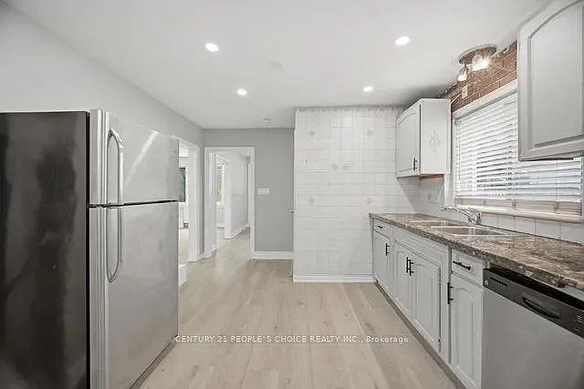 249 Burnhamthorpe Rd #-MAIN — Photo 20
