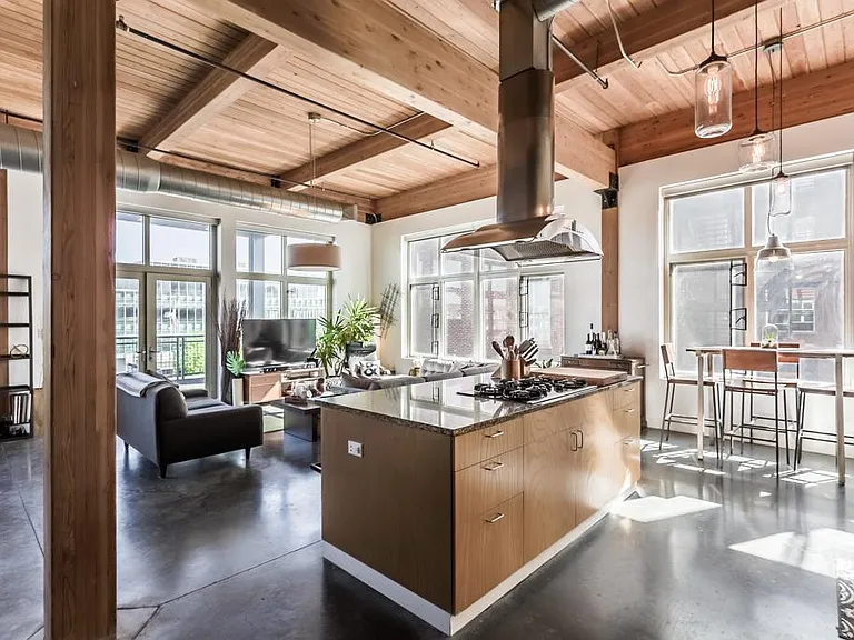 210 W 5th St #201 — Photo 1