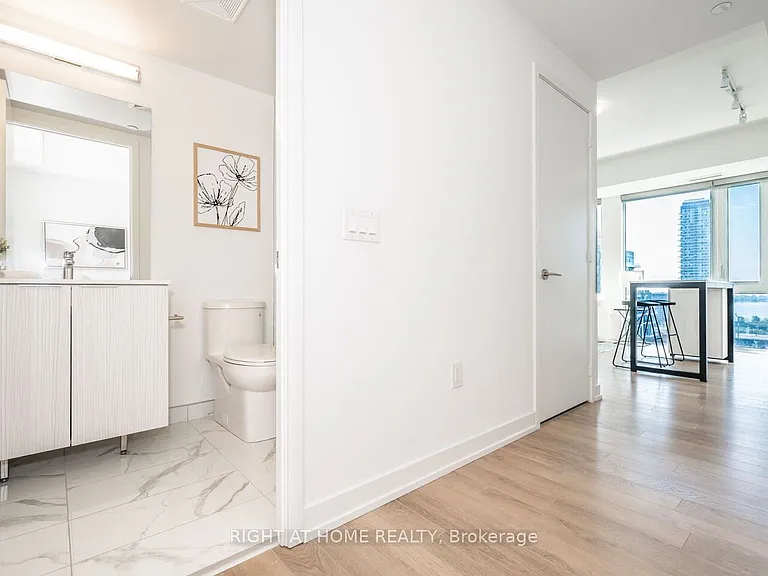 158 Front St E #1613 — Photo 4