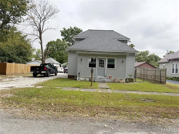 515 S Cedar St, Nokomis, IL 62075