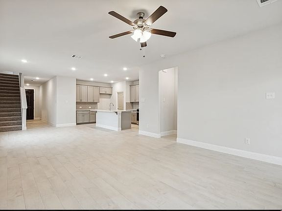5th image of 912 Portina Dr