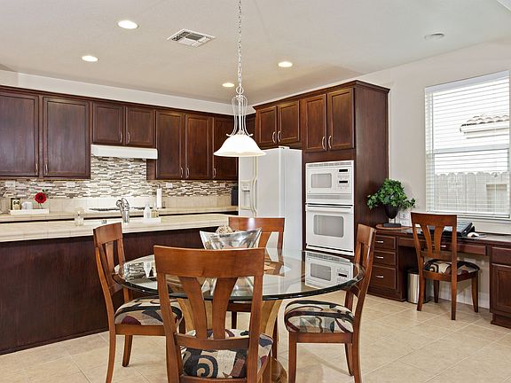 4th image of 1063 Thornhill Ln