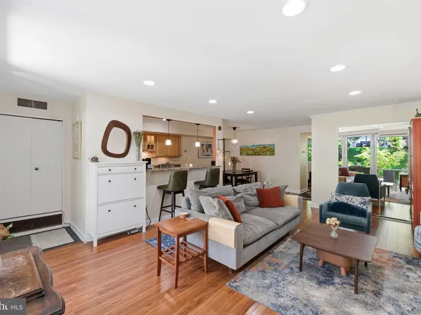7541 Spring Lake Dr APT B2, Bethesda, MD 20817