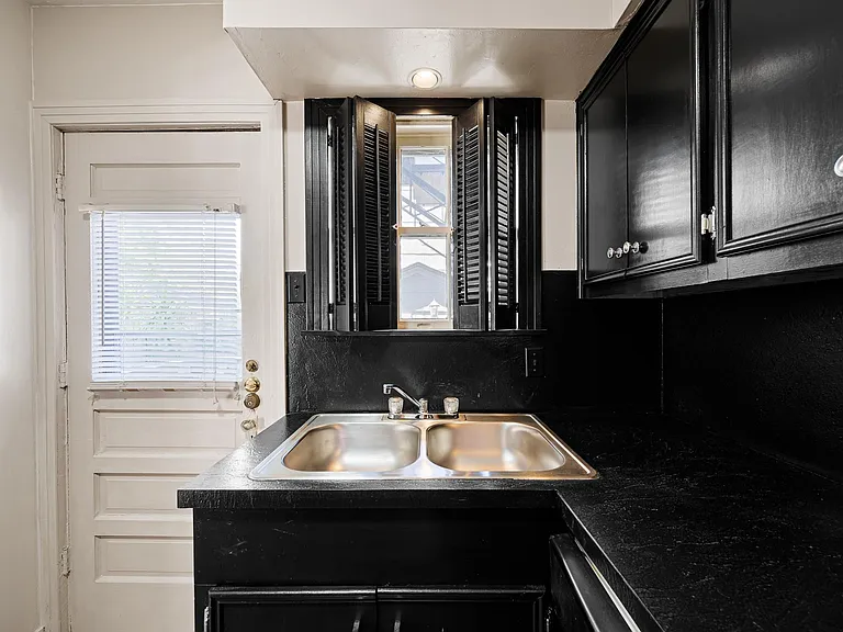 1806 Banks St #1 — Photo 12