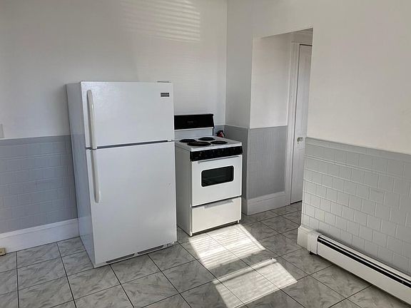 3rd image of 997 York Ave Floor 1