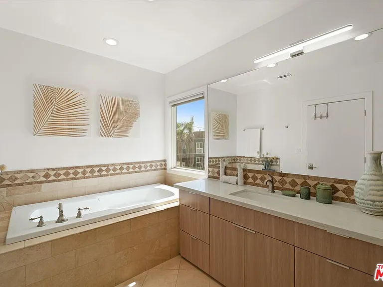 6419 Ocean Front Walk — Photo 38