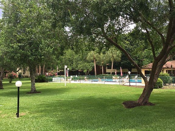 2nd image of 506 Bahia Cir #A