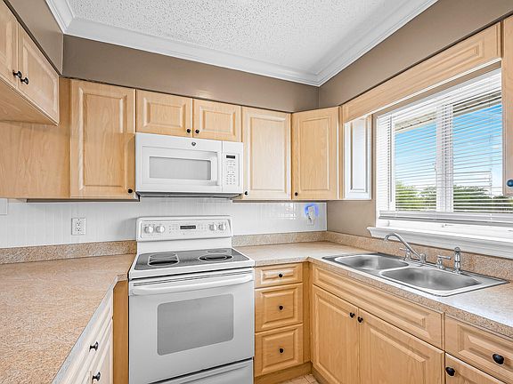 4th image of 187 SE Village Drive