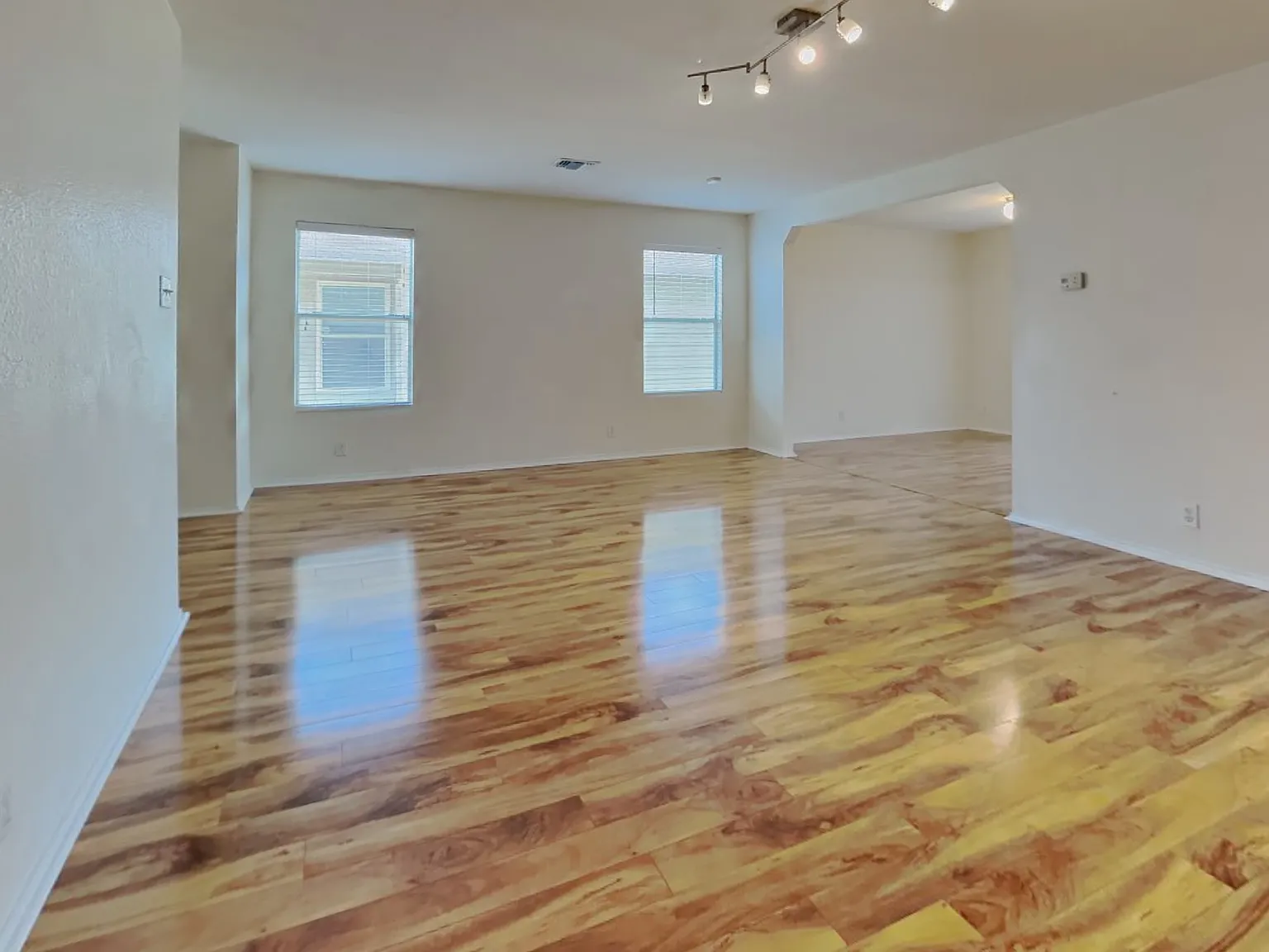 3 bed, 2.5 bath, 1808 sqft, $1,885 — Photo 2