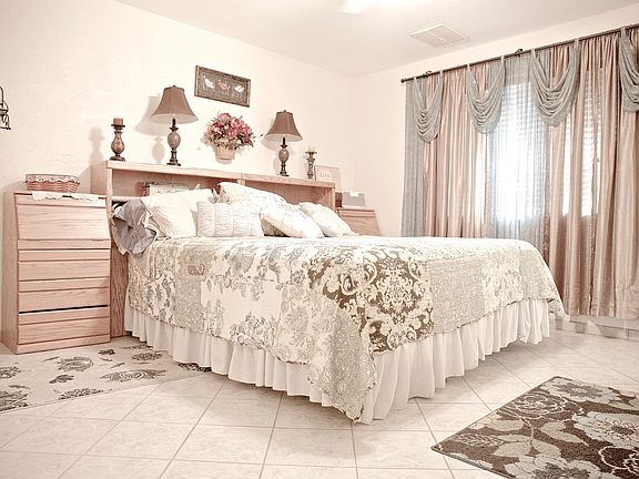 4th image of 3501 E Dahlia Dr