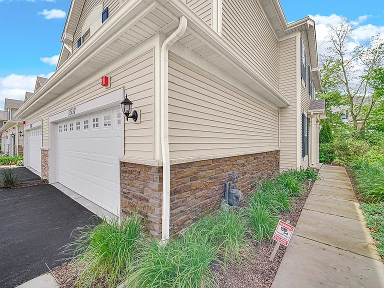 1537 Kraft Ave — Photo 4