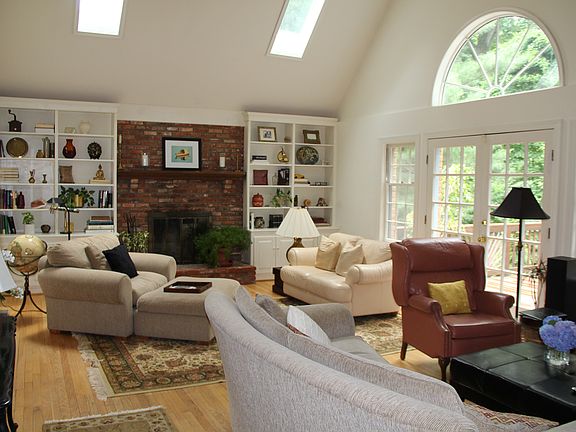 Family Rm w/ vaulted ceiling
