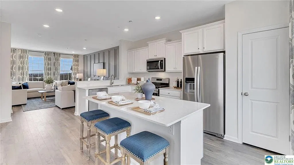 2 bed, 3.5 bath, 1969 sqft, $2,800 — Photo 4